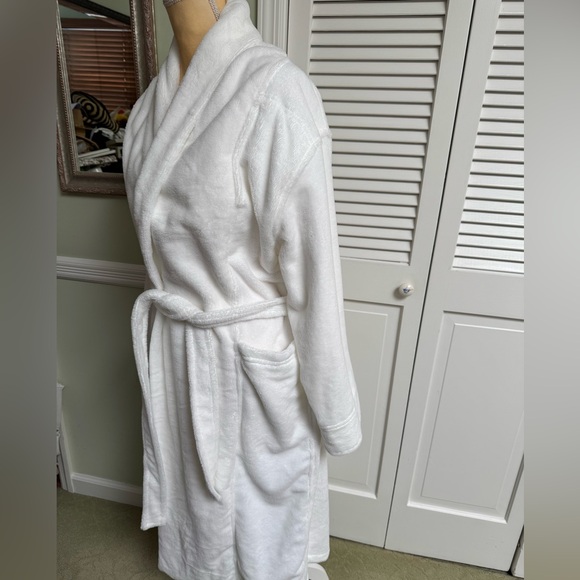 White Plush Resorts World Bathrobe- Size M/L, the Ultimate Guide Comfort! NWT - Picture 4 of 8